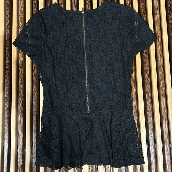 NWOT Saks Fifth Avenue Black Label Lace top - Size Medium - Picture 4 of 6